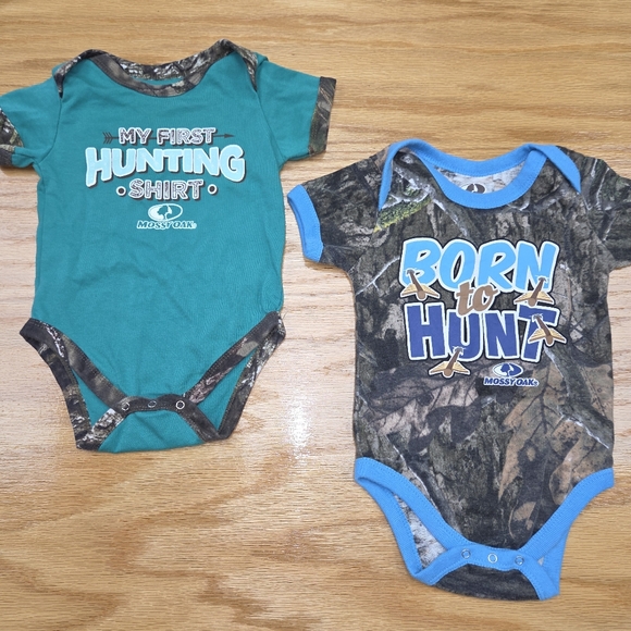 Lot Of 2 Mossy Oak onesie Hunting 0-3 & 3-6 Mos - Picture 1 of 4